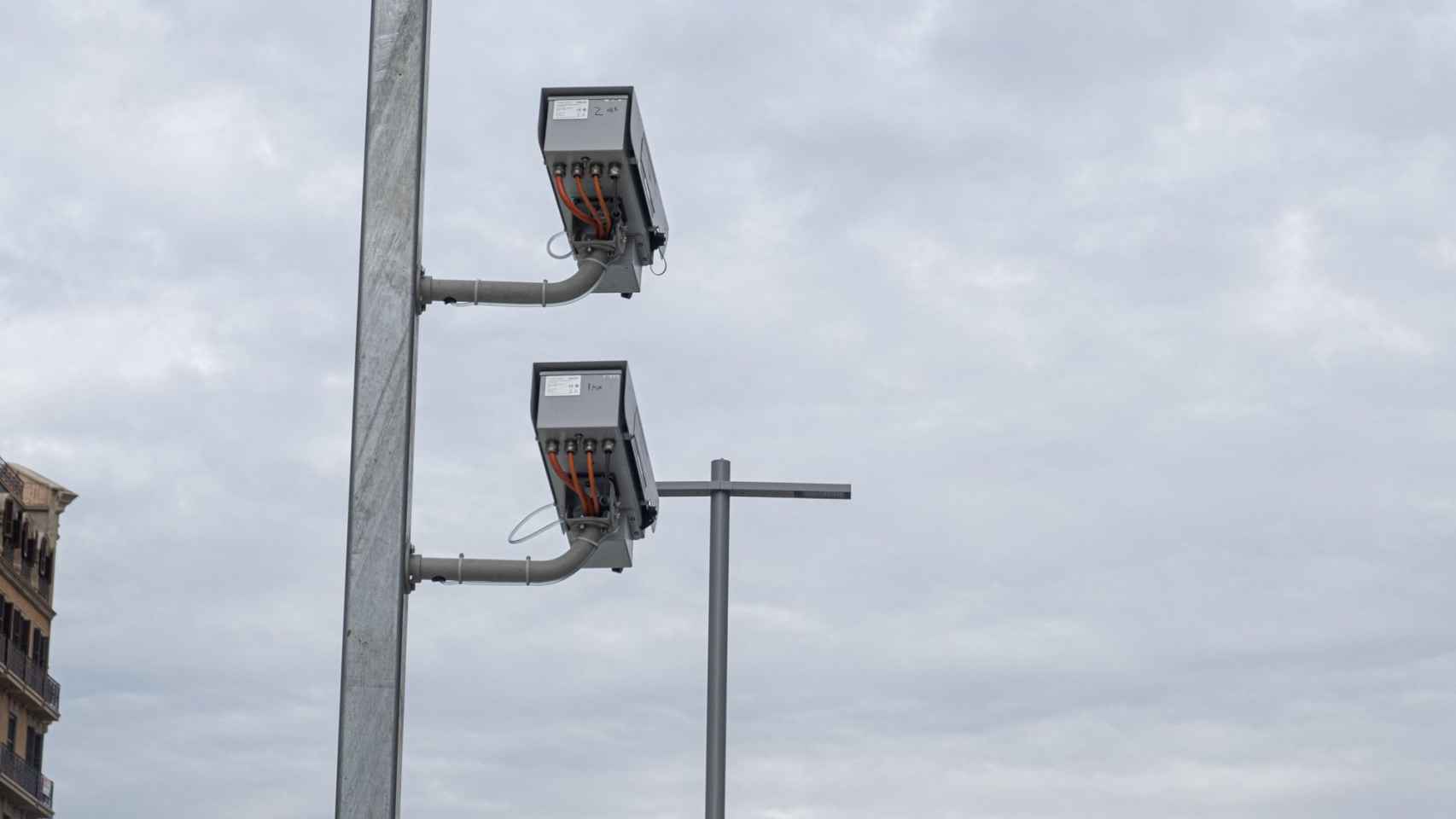 Radar colocado a la entrada del tunel de Glòries / PABLO MIRANZO