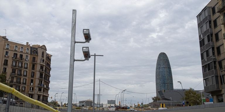 Radar colocado a la entrada del tunel de Glòries / PABLO MIRANZO