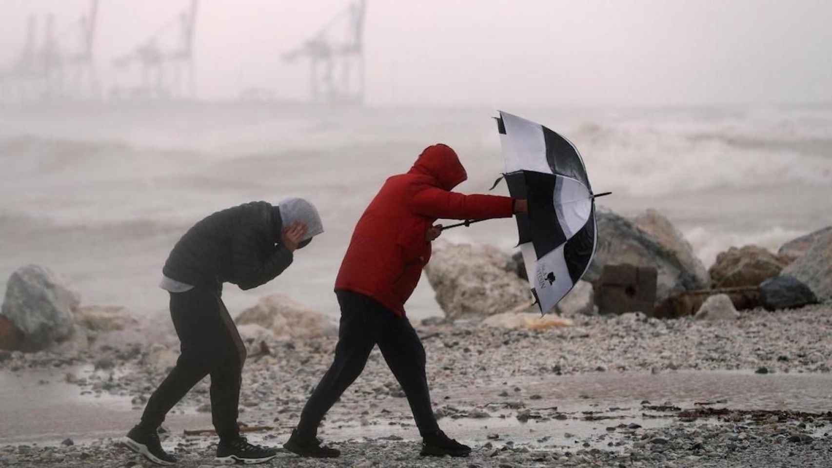 Imagen de un temporal de fuertes vientos y lluvias indicado con alerta amarilla en Barcelona