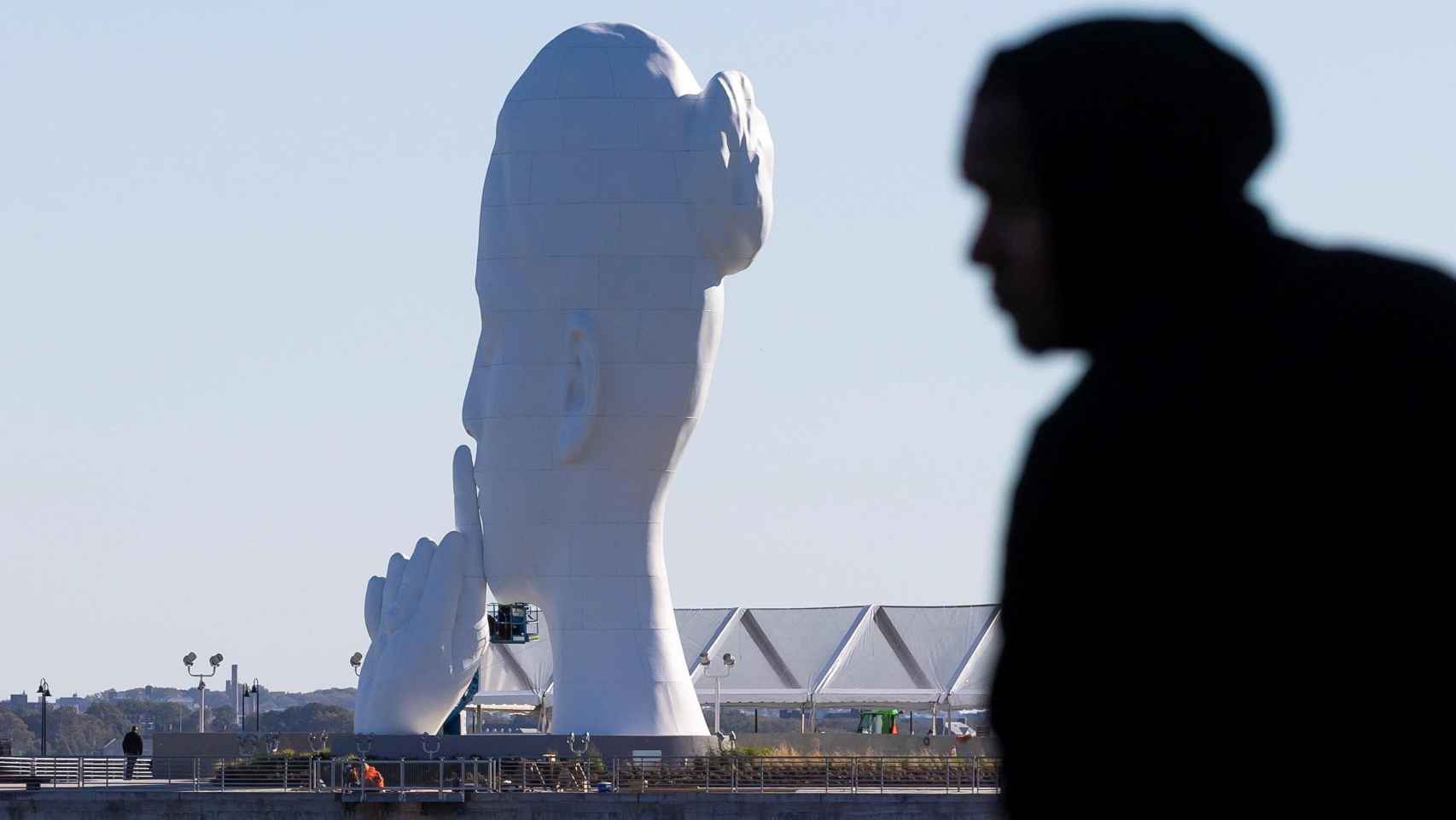 Operarios trabajan en la instalación de 'Water's soul', la última obra de Jaume Plensa frente a la isla de Manhattan / EFE