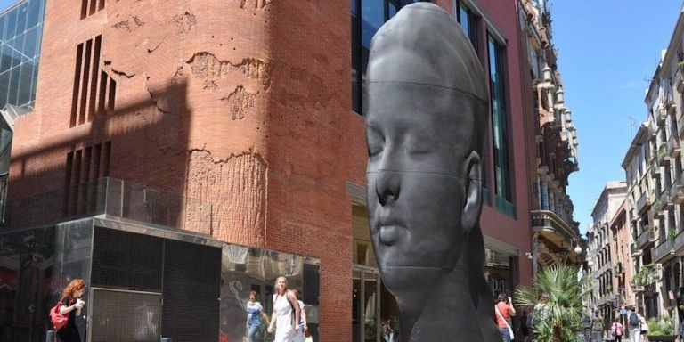 Carmela, la escultura de Jaume Plensa frente al Palau de la Música / METRÓPOLI