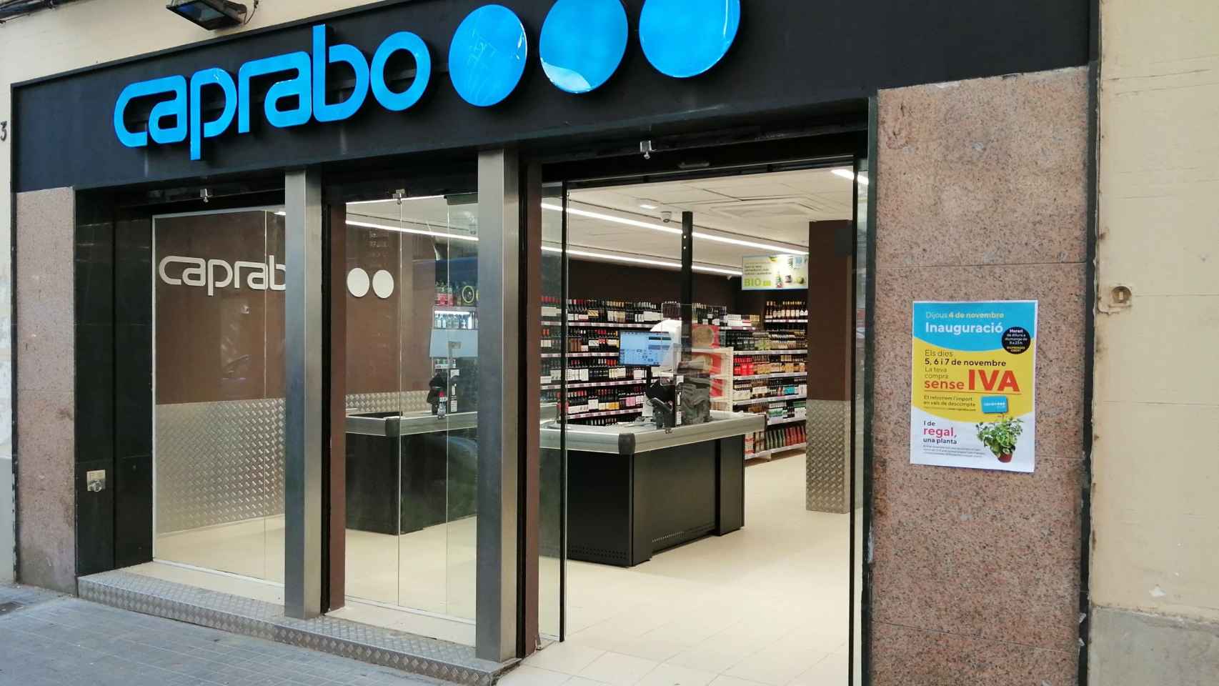 Exterior del nuevo comercio de Caprabo ubicado en Sants / CAPRABO