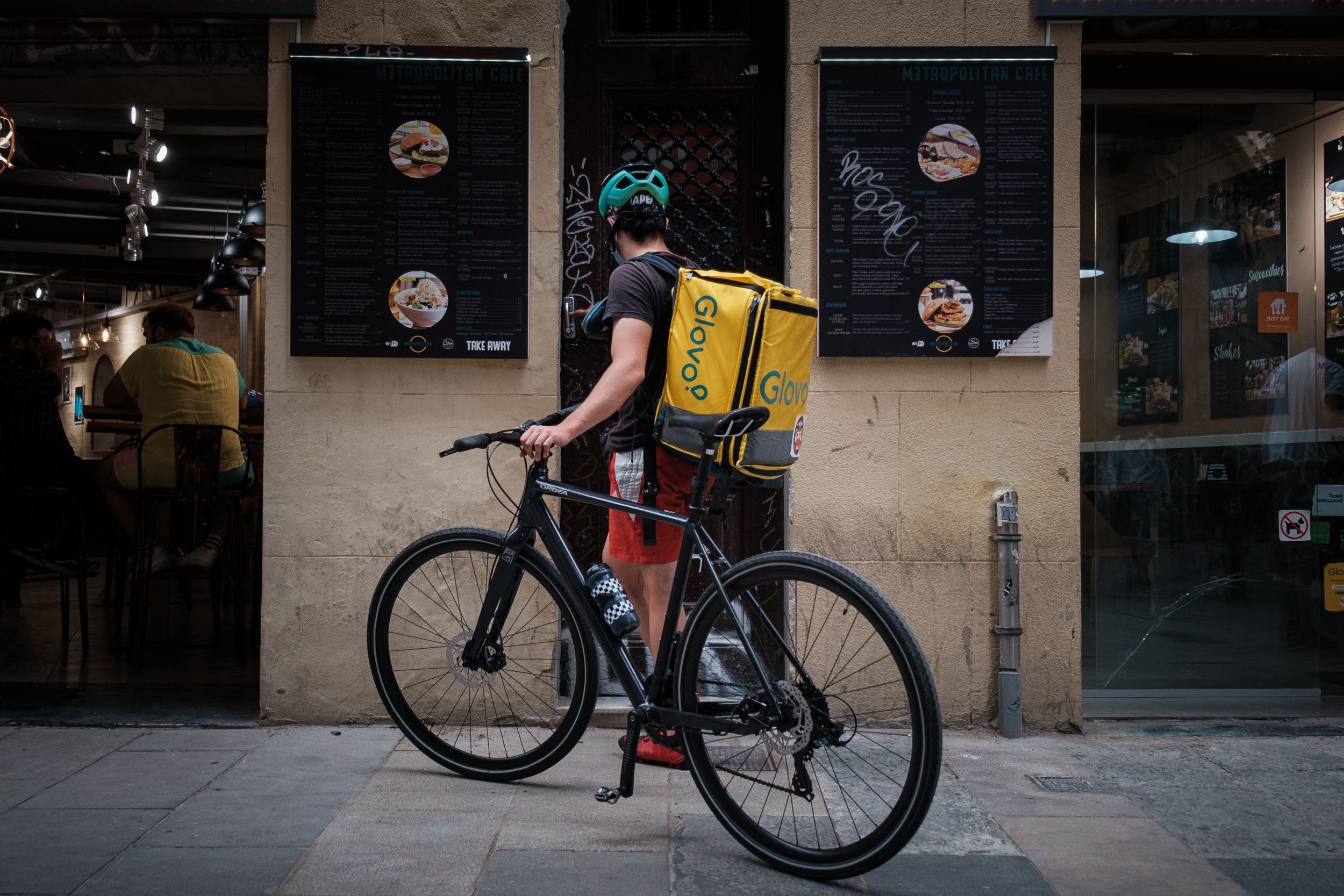 Un 'rider' de Glovo, durante una mañana de trabajo este septiembre / PABLO MIRANZO