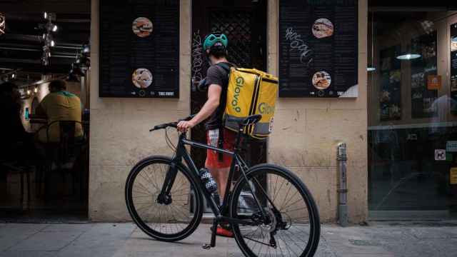 Un 'rider' de Glovo, durante una mañana de trabajo este septiembre / PABLO MIRANZO