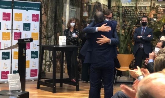 Abrazo entre Salvador Illa e Iván Redondo / METRÓPOLI