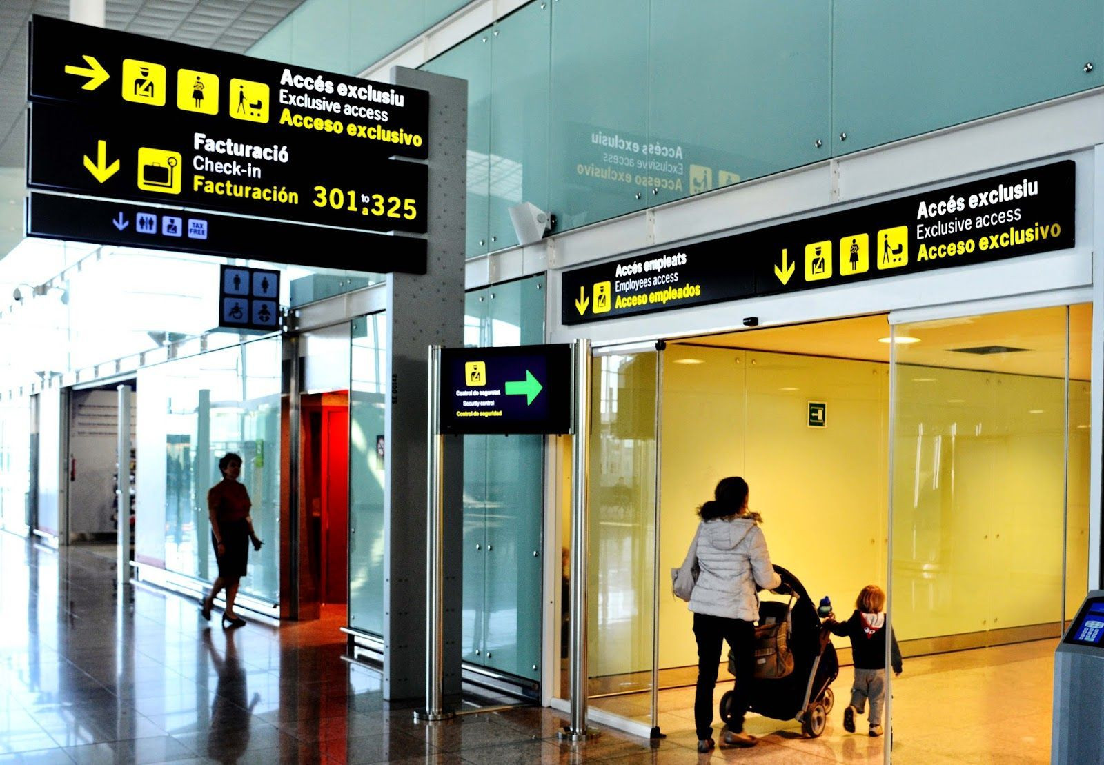 Pasajeros pasan un control de seguridad del Aeropuerto de Barcelona, en una imagen de archivo / EL PRAT