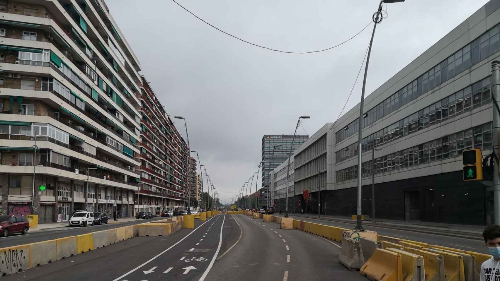 Tramo a la espera de la urbanización definitiva en la Gran Via / GLORIESCAT