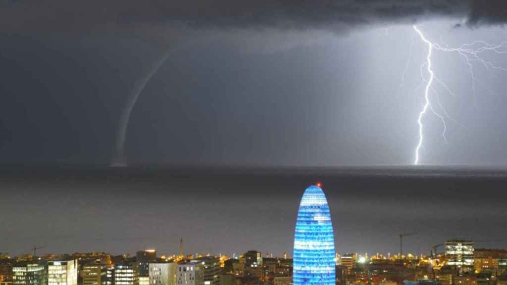 Imagen de una manga marina y un rayo sobre el mar de Barcelona / LLUÍS SALVÀ