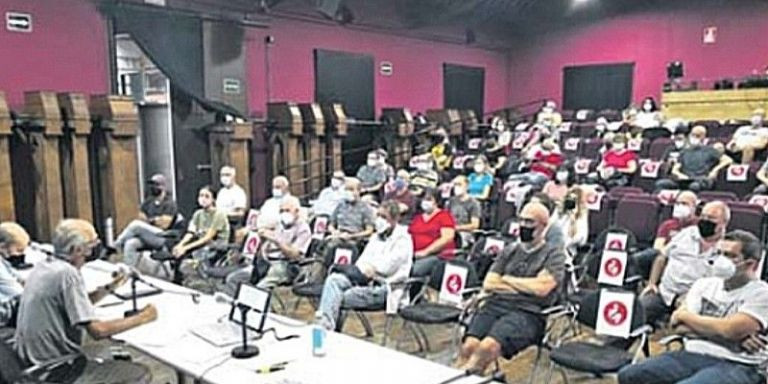 Asamblea vecinal en la que se trató la urbanización de la Gran Via / AVV CLOT-CAMP DE L'ARPA