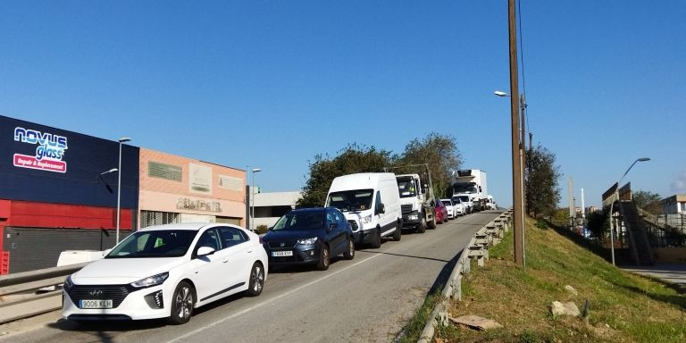 Colas de coches en la salida del puente de la vía Trajana / METRÓPOLI - JORDI SUBIRANA