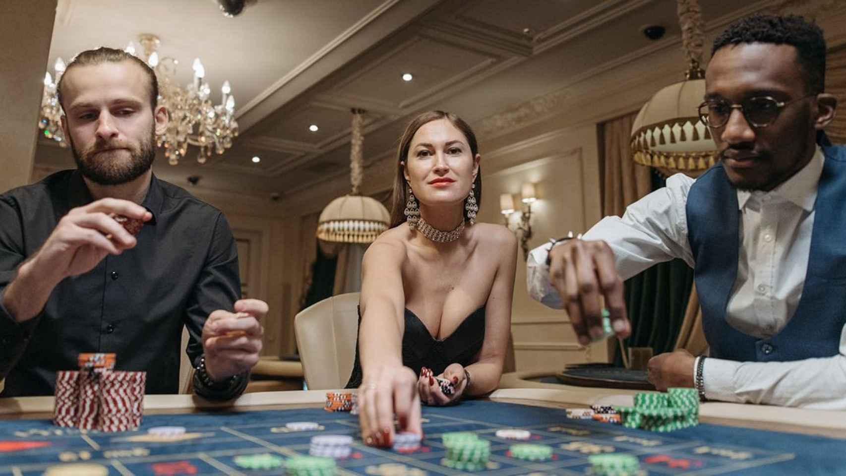 Jugadores apostando a la ruleta / PEXELS