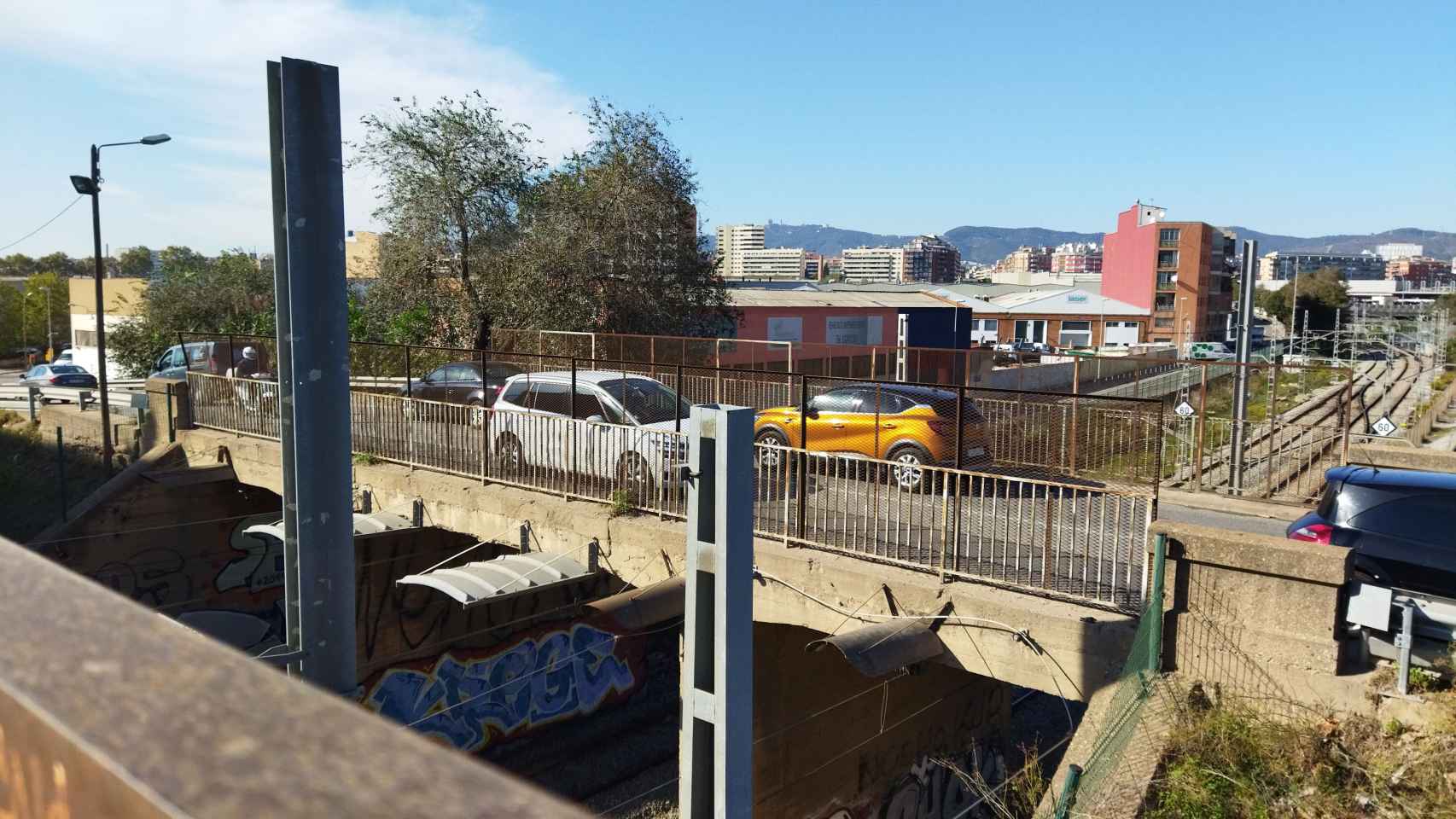 Circulación en el actual puente de la calle de Santander  / METRÓPOLI - JORDI SUBIRANA