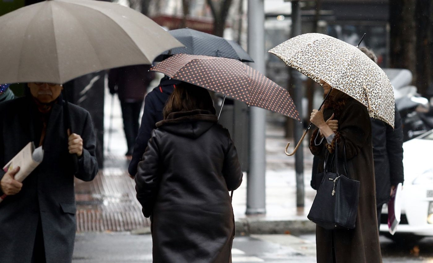 Varias personas pasean por Barcelona con paraguas a causa de las lluvias de noviembre / EUROPA PRESS