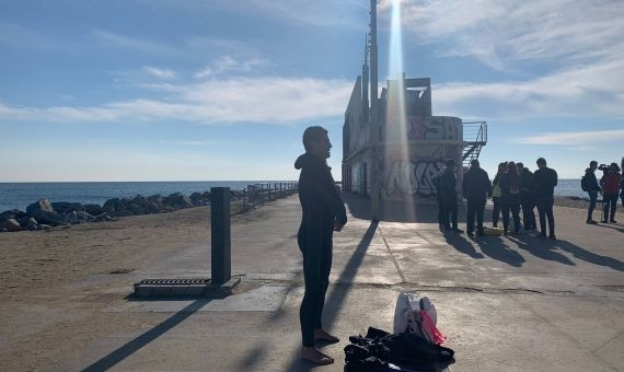 Un buceador voluntario se prepara para entrar en el mar / METRÓPOLI