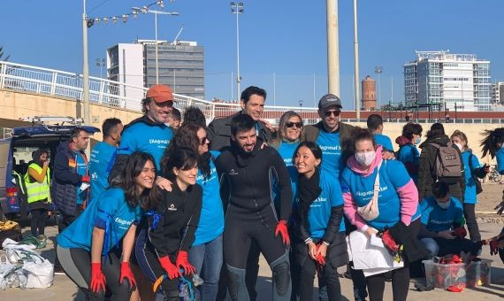 Uno de los equipos que forman los voluntarios para recoger basura de la playa / METRÓPOLI