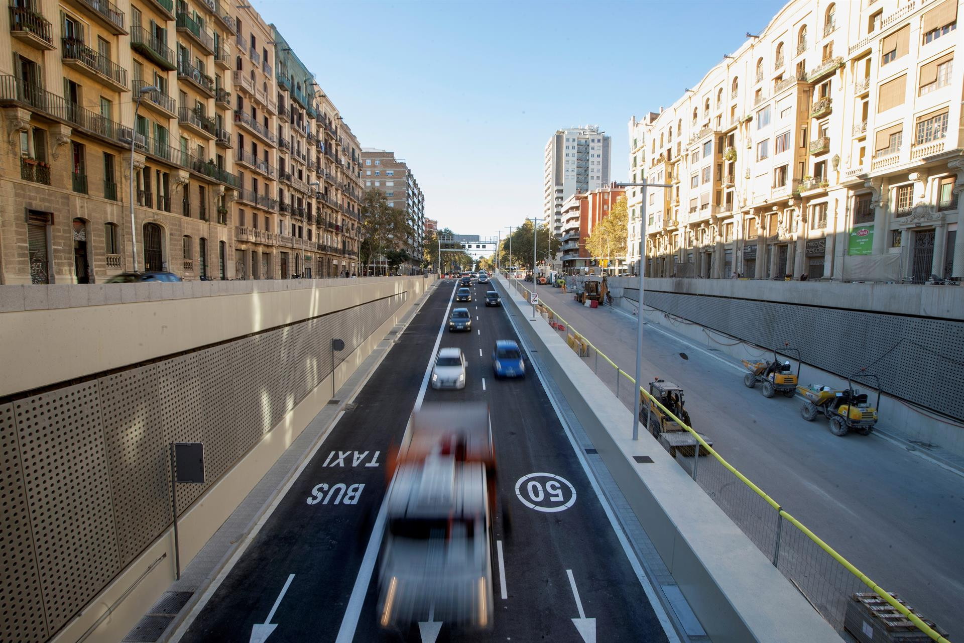 Vehículos circulando por el túnel de Glòries / EFE