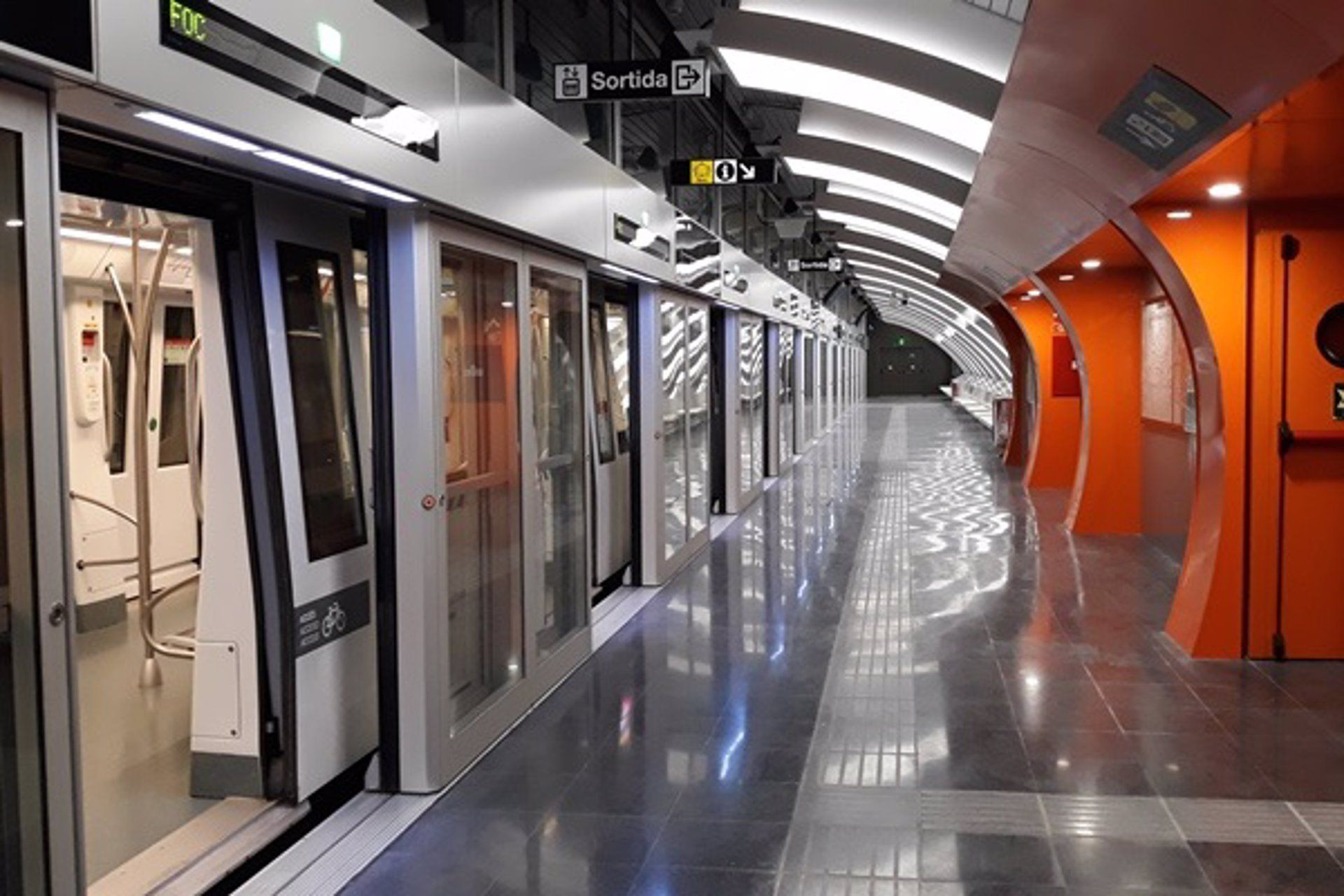 Un convoy de metro en una estación de la L10 Sud / TMB - Archivo