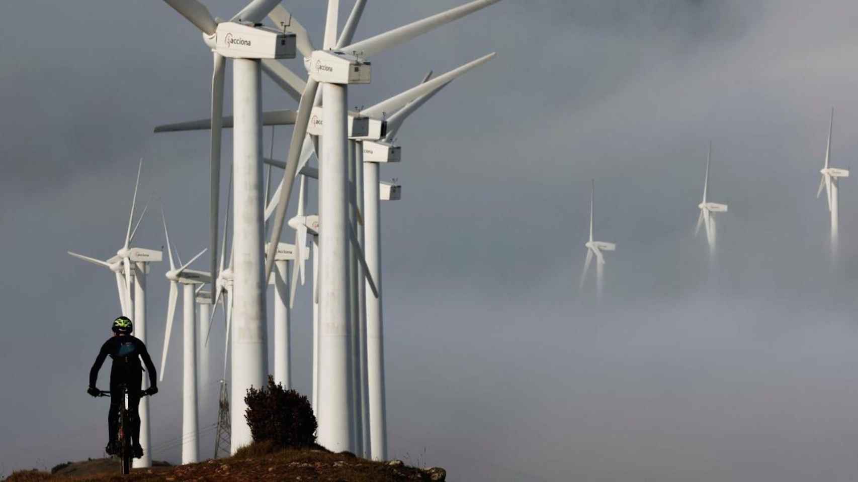 Múltiples molinos de viento en Navarra (imagen de archivo) / EFE