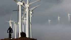 Múltiples molinos de viento en Navarra (imagen de archivo) / EFE