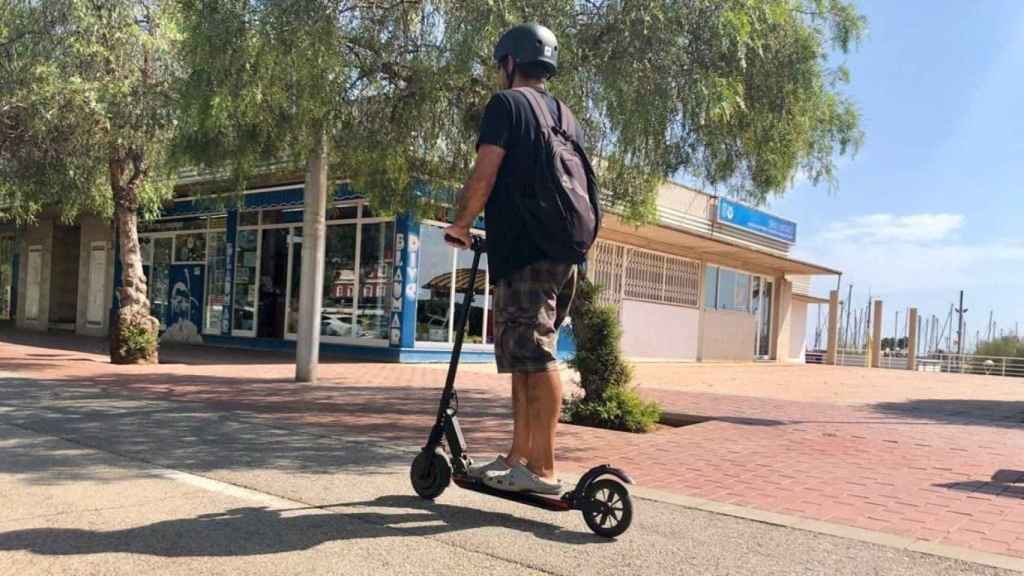 Un joven circula en patinete por Mataró / AJ MATARÓ