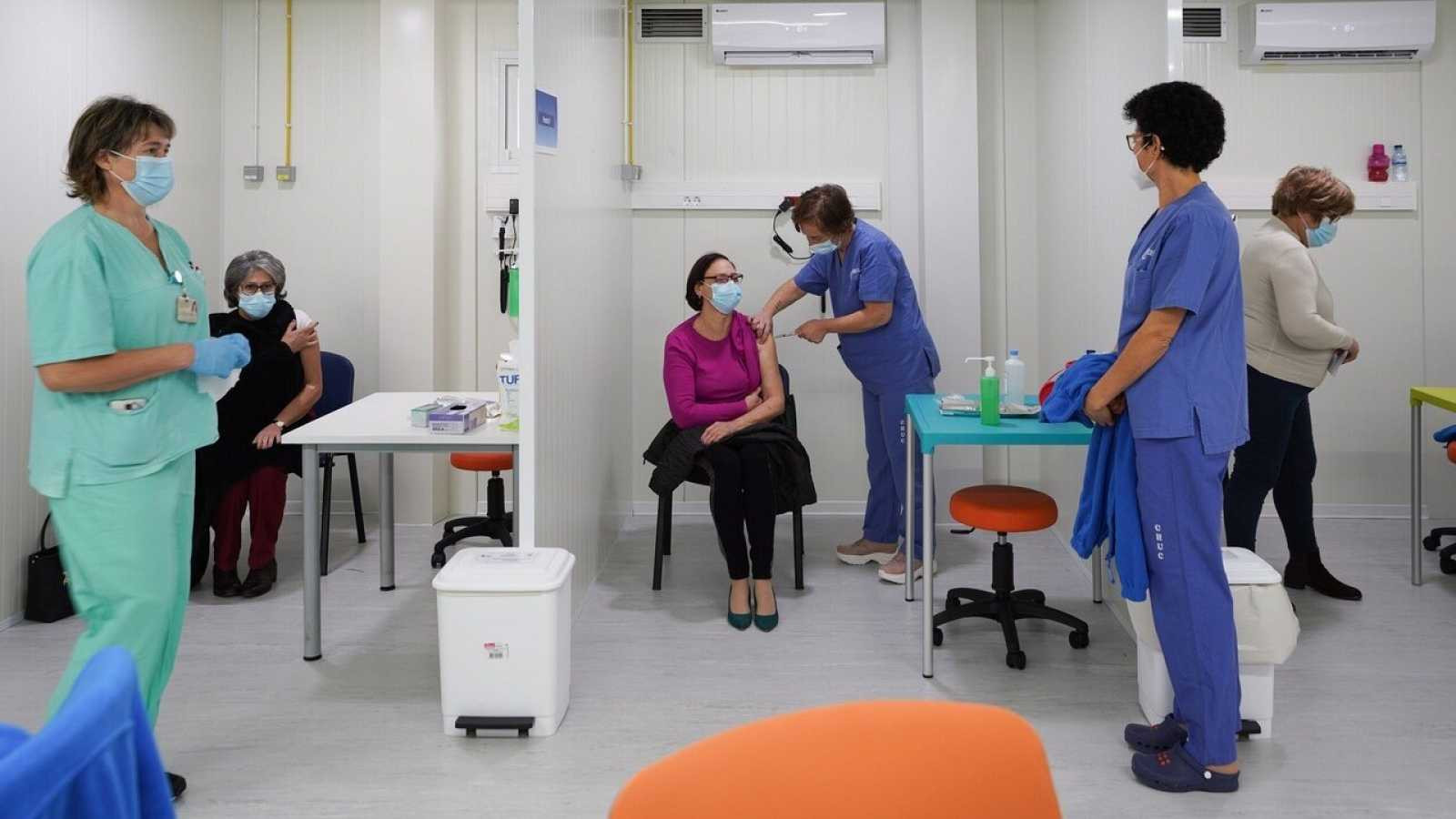 Personas recibiendo una vacuna contra el covid-19 en un centro hospitalario / EFE