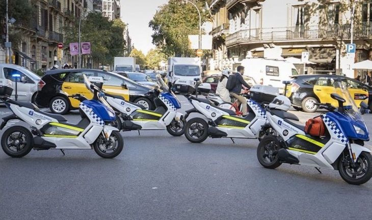 Un herido grave tras ser atropellado por un coche en el Eixample / LENA PRIETO