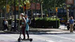 El incivismo de los patinetes, disparado ante la falta de regulación en Barcelona