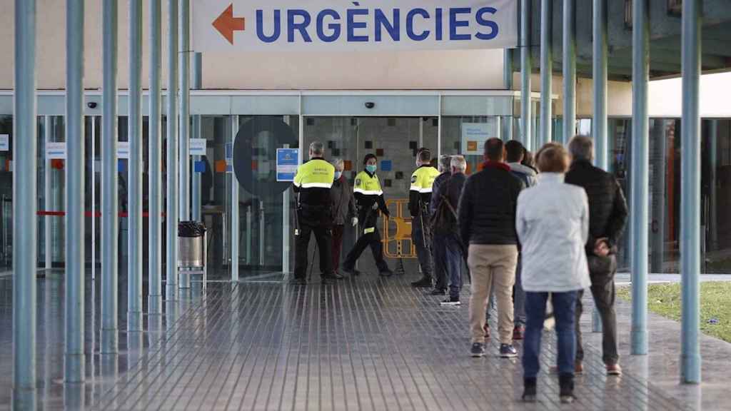 Colas en el Hospital del Mar por los contagios de coronavirus/ EFE - ALEJANDRO GARCÍA