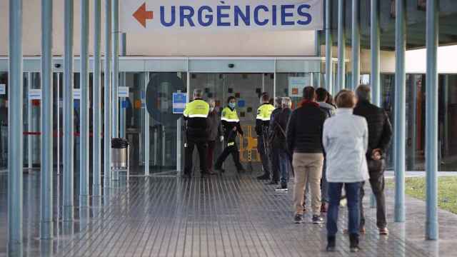 Colas en el Hospital del Mar por los contagios de coronavirus/ EFE - ALEJANDRO GARCÍA