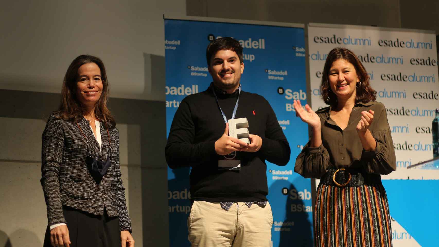 Arnau Roigé, VP de finanzas de Colvin, recoge el premio a la mejor Startup 2021 / ESADE