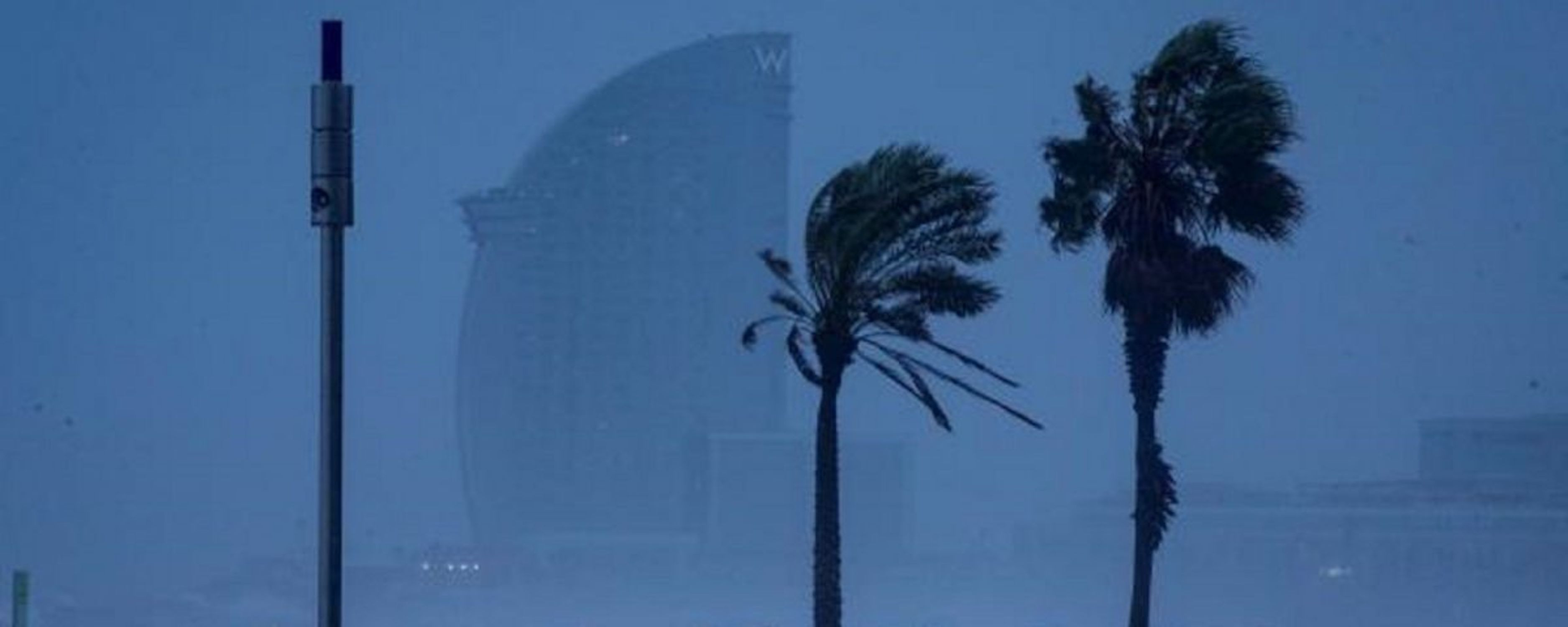 El Hotel Vela, con viento y lluvia, en Barcelona / EFE