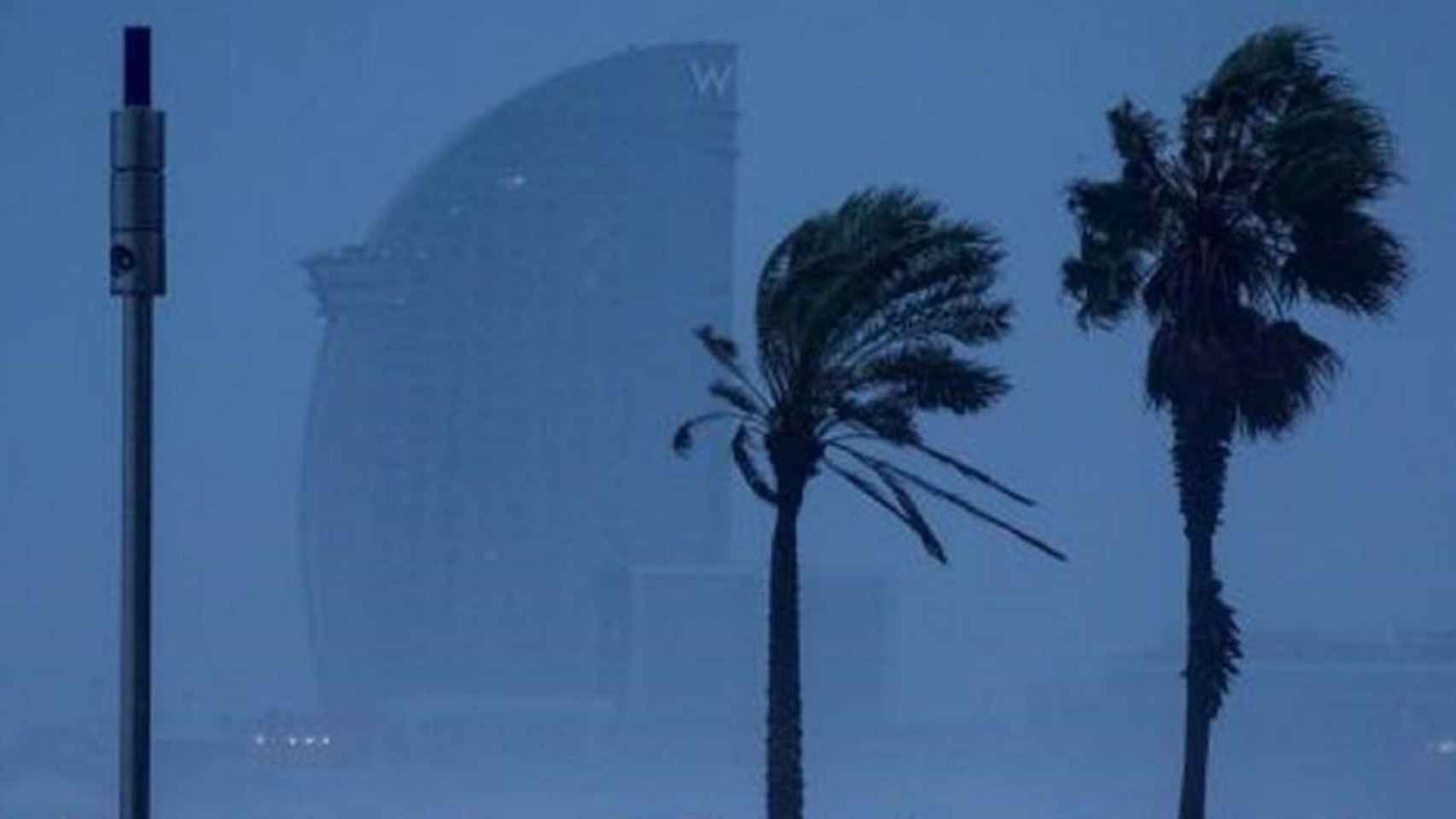 El Hotel Vela, con viento y lluvia, en Barcelona / EFE