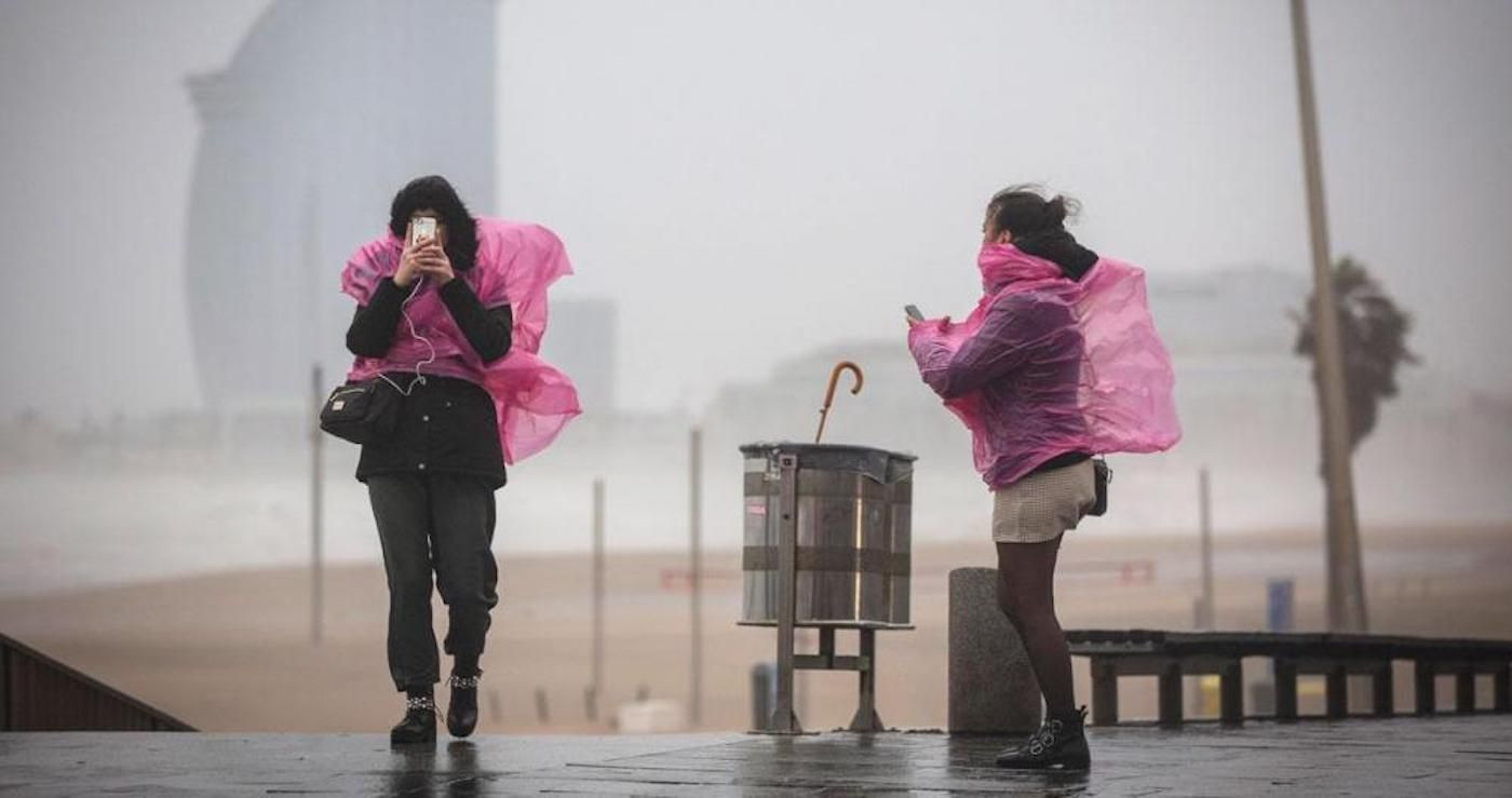 Dos mujeres en la costa de Barcelona durante un temporal meteorológico / EUROPA PRESS