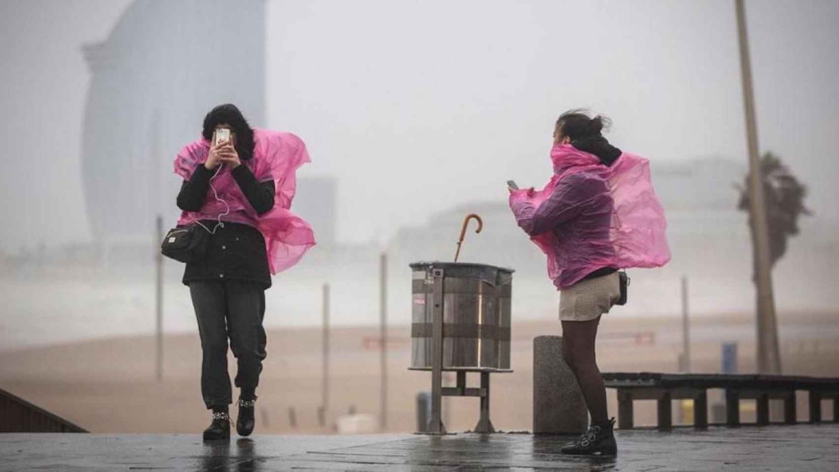 Dos mujeres en la costa de Barcelona durante un temporal meteorológico / EUROPA PRESS