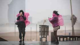 Dos mujeres en la costa de Barcelona durante un temporal meteorológico / EUROPA PRESS