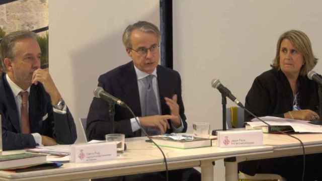 Javier Faus, en el centro, junto a Carlos Puig, del Colegio de Economistas y la periodista Marta Romagosa, en Nou Barris / MA