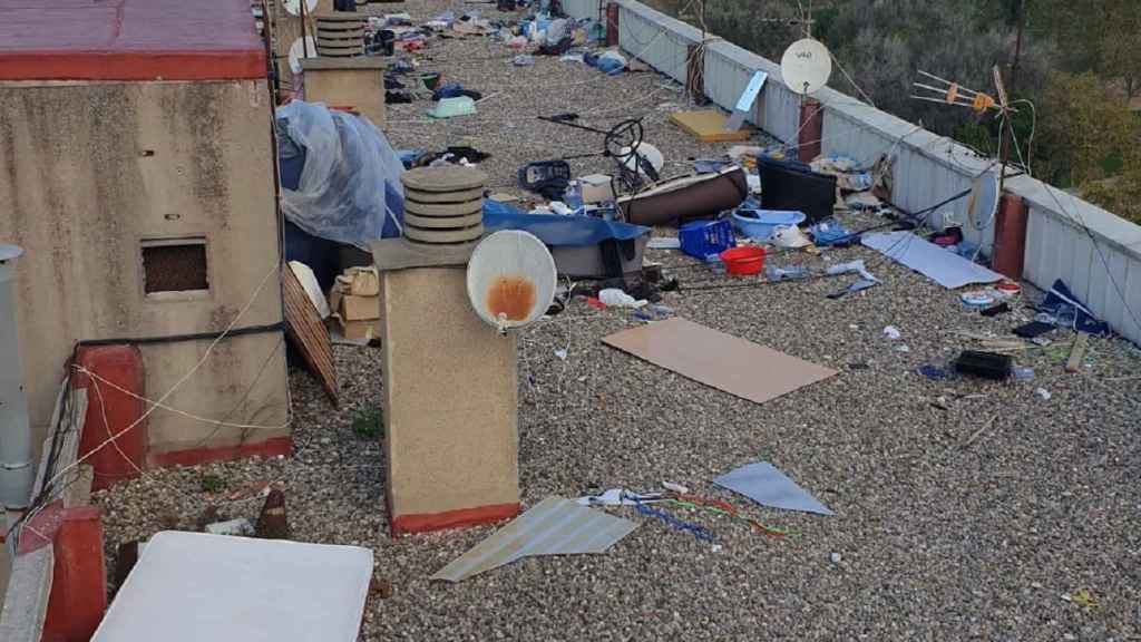 Una azotea cubierta por basura y desechos en La Mina / CEDIDA