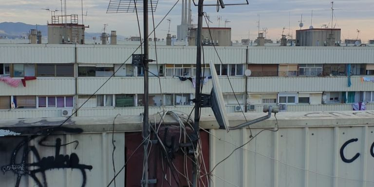 Antenas chamuscadas en los terrados de La Mina de Sant Adrià / CEDIDA