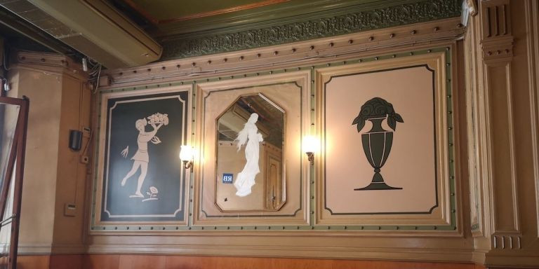 Sala interior del Café de la Ópera de Barcelona / INMA SANTOS