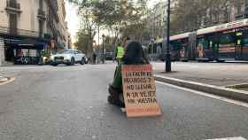 Una de las activistas que han cortado el centro de Barcelona para protestar contra la cumbre COP26 / betevé