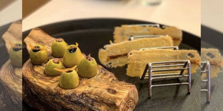  Olivas Gordal Rellenas de Anchoa del Cantábrico, Ponzu y Kumquat y Grisines de Espina de Anchoa / Ten's