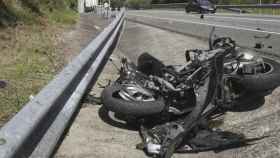 Una moto, tras haber sufrido un accidente, en una imagen de archivo / EFE