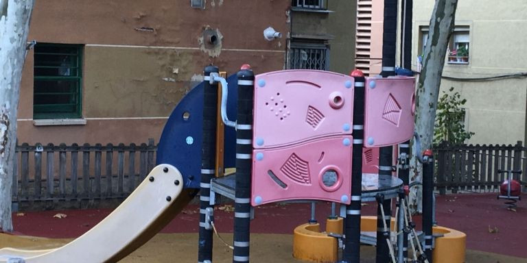 Parque infantil despintado en Trinitat Nova / METRÓPOLI