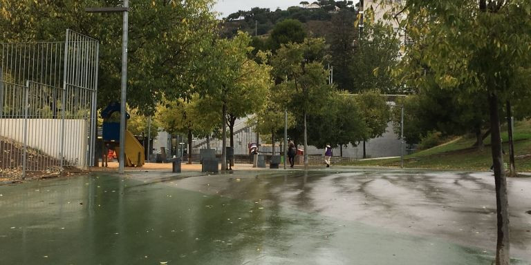 Paseo y parques en la calle de Tamariu / METRÓPOLI