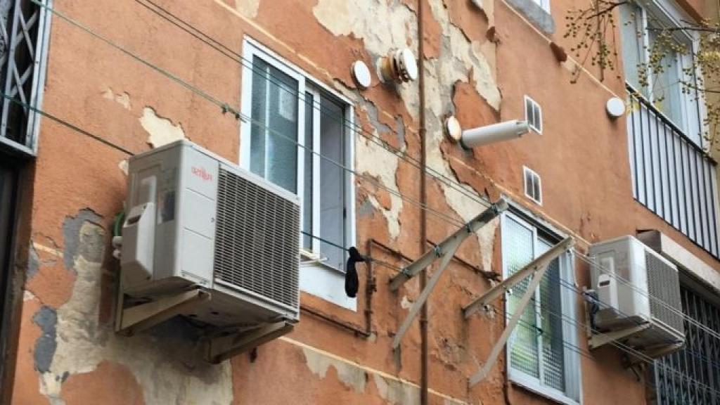 Edificio con daños en la fachada en Trinitat Nova