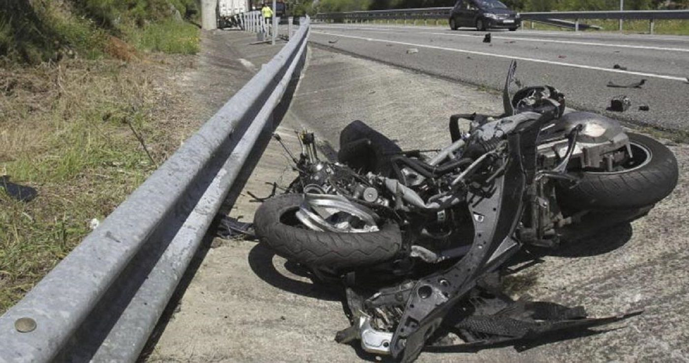 Una moto, tras haber sufrido un accidente, en una imagen de archivo / EFE