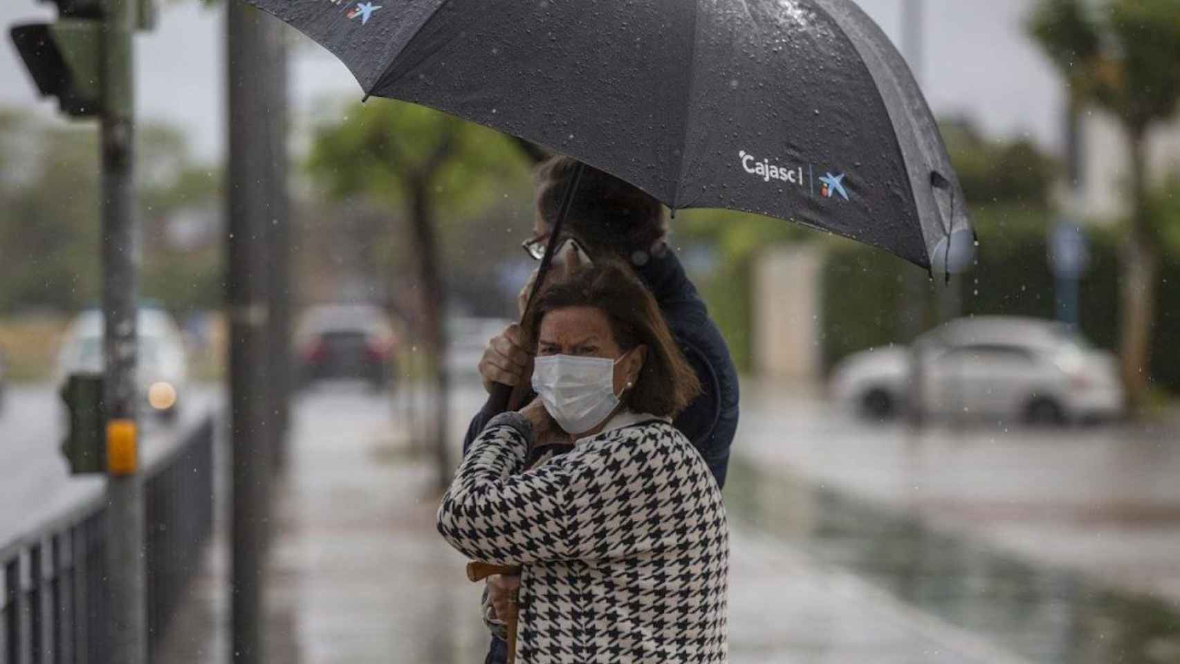 Dos personas se protegen de la lluvia bajo un paraguas en un episodio de tormentas / EUROPA PRESS