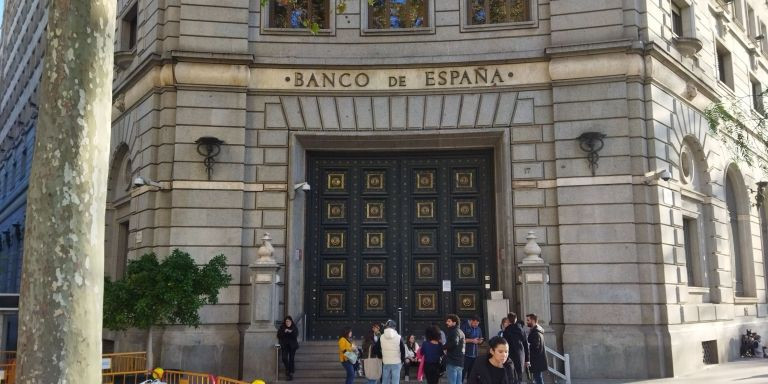 Puerta principal del Banco de España de Barcelona / METRÓPOLI - JORDI SUBIRANA