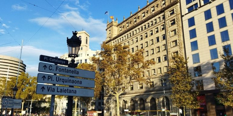 El edificio del Banco de España, desde la plaza de Catalunya / METRÓPOLI - JORDI SUBIRANA