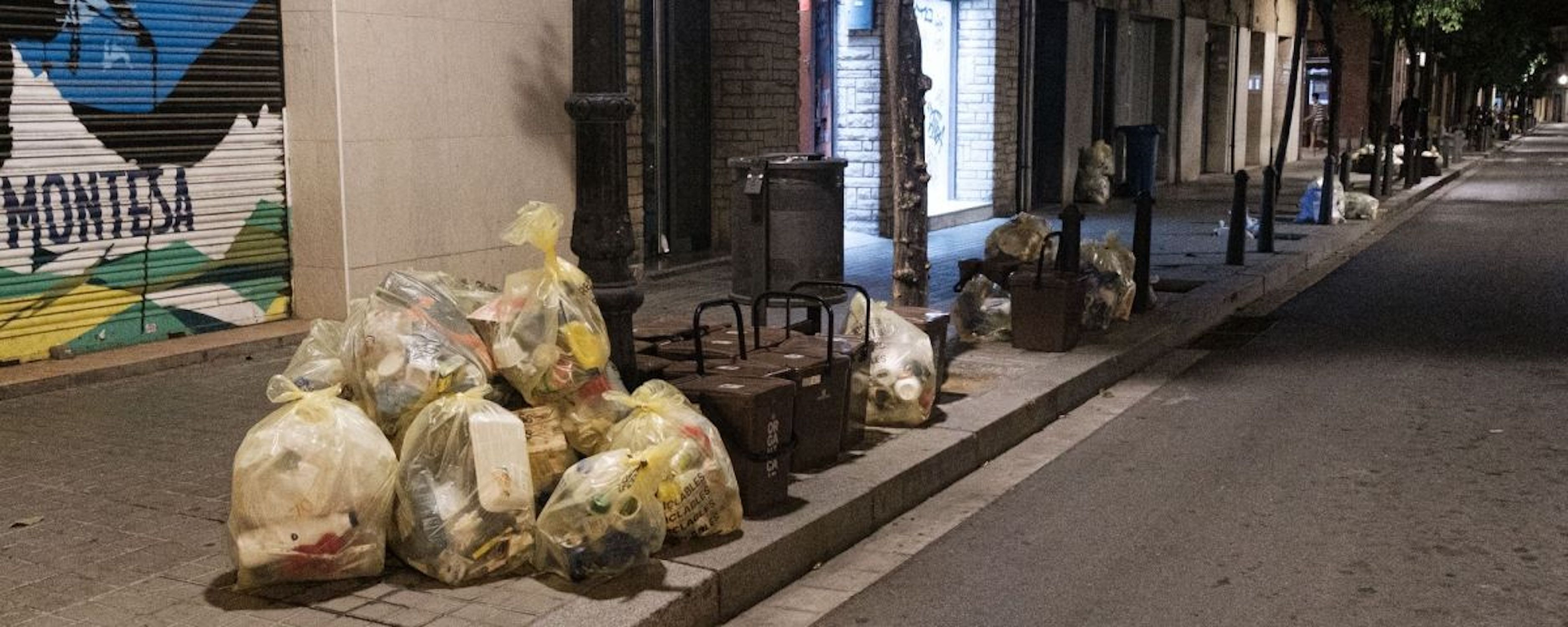 Montones de basura en una calle de Sant Andreu / METRÓPOLI